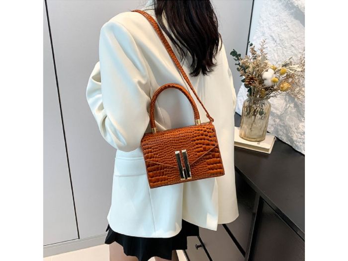 Жіноче кросбоді із золотистою фурнітурою Lilly P2-1801C коричнева