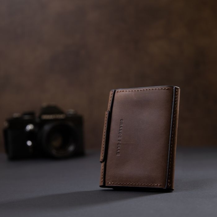 Чоловіча шкіряна візитниця Grande Pelle 11362 коричневий