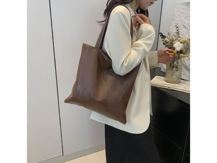Велика жіноча сумка з екошкіри Lilly P2-9071DB темно коричнева