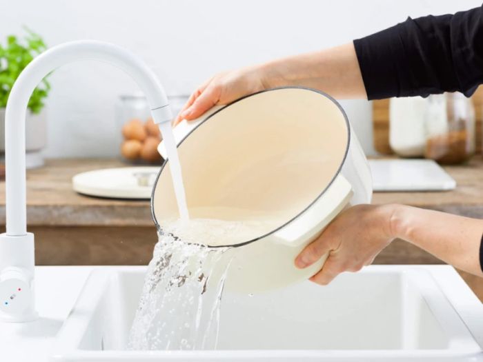 Каструля чавунна з кришкою KitchenAid 22 см 3,3 л колір мигдальний крем (CC006056-001)