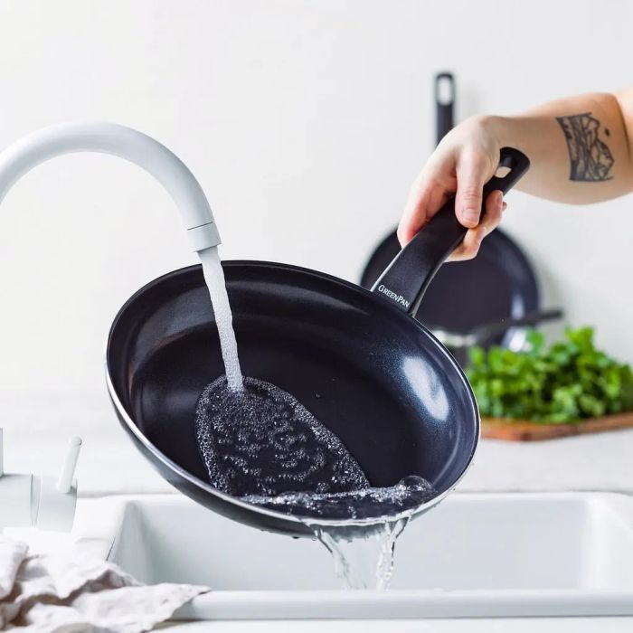 Сковорода GreenPan Essence Perforated Base 20 см з керамічним покриттям (CC009038-001)