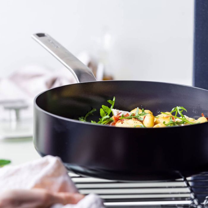 Сотейник з кришкою GreenPan Evolution 26 см 3,7 л з керамічним покриттям чорний (CC007086-001)