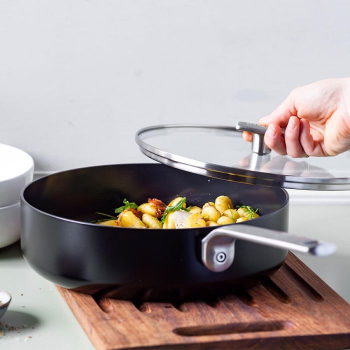 Сотейник з кришкою GreenPan Evolution 26 см 3,7 л з керамічним покриттям чорний (CC007086-001)