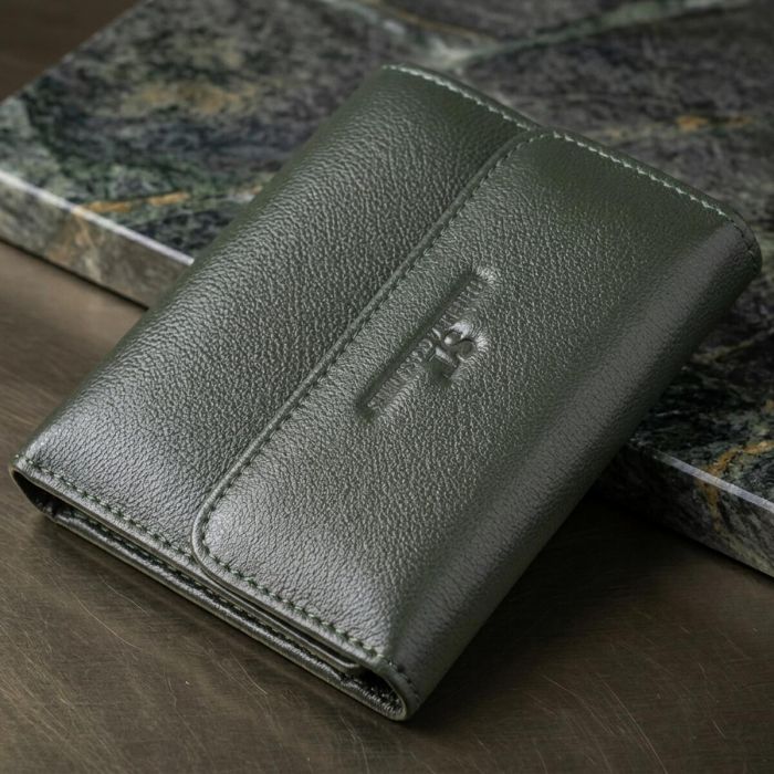 Стильний гаманець середнього розміру із натуральної шкіри ST Leather 23075 зелений