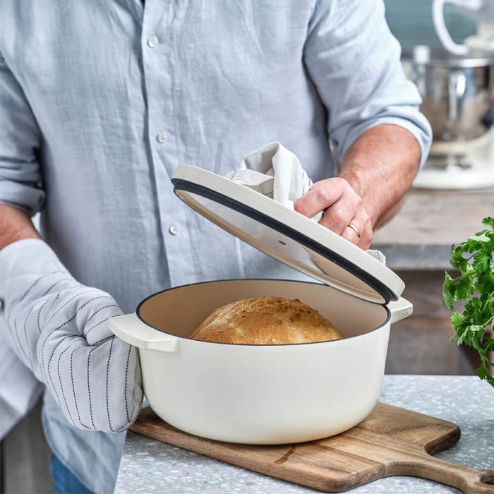 Каструля чавунна з кришкою KitchenAid 22 см 3,3 л колір мигдальний крем (CC006056-001)